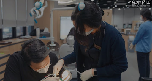 천안 치아교정, 불당본점 서울비디치과의원에서는 국내 최고 수준의 전문 치과의사들이 치료를 진행합니다.