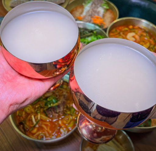 부자면 본점의 맛있는 꿀막걸리 한 잔으로 식사 즐기기